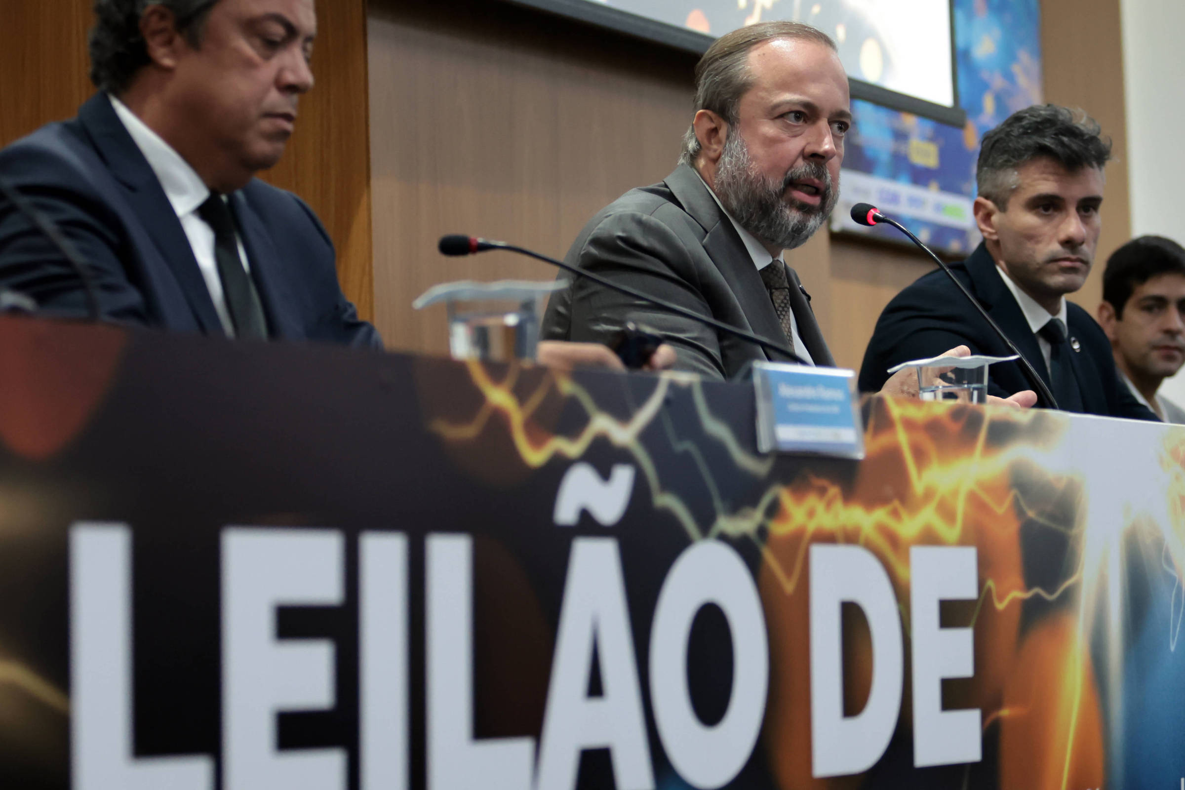 Justiça suspende megaleilão de energia do governo e trava co
