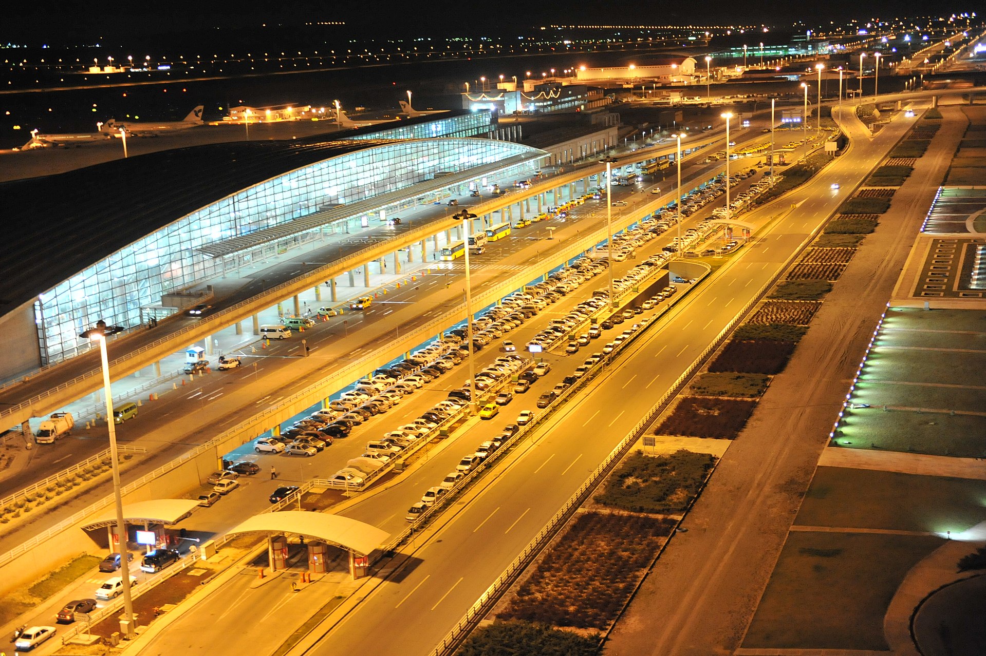 Irã fecha aeroportos enquanto conflito com Israel se intensi