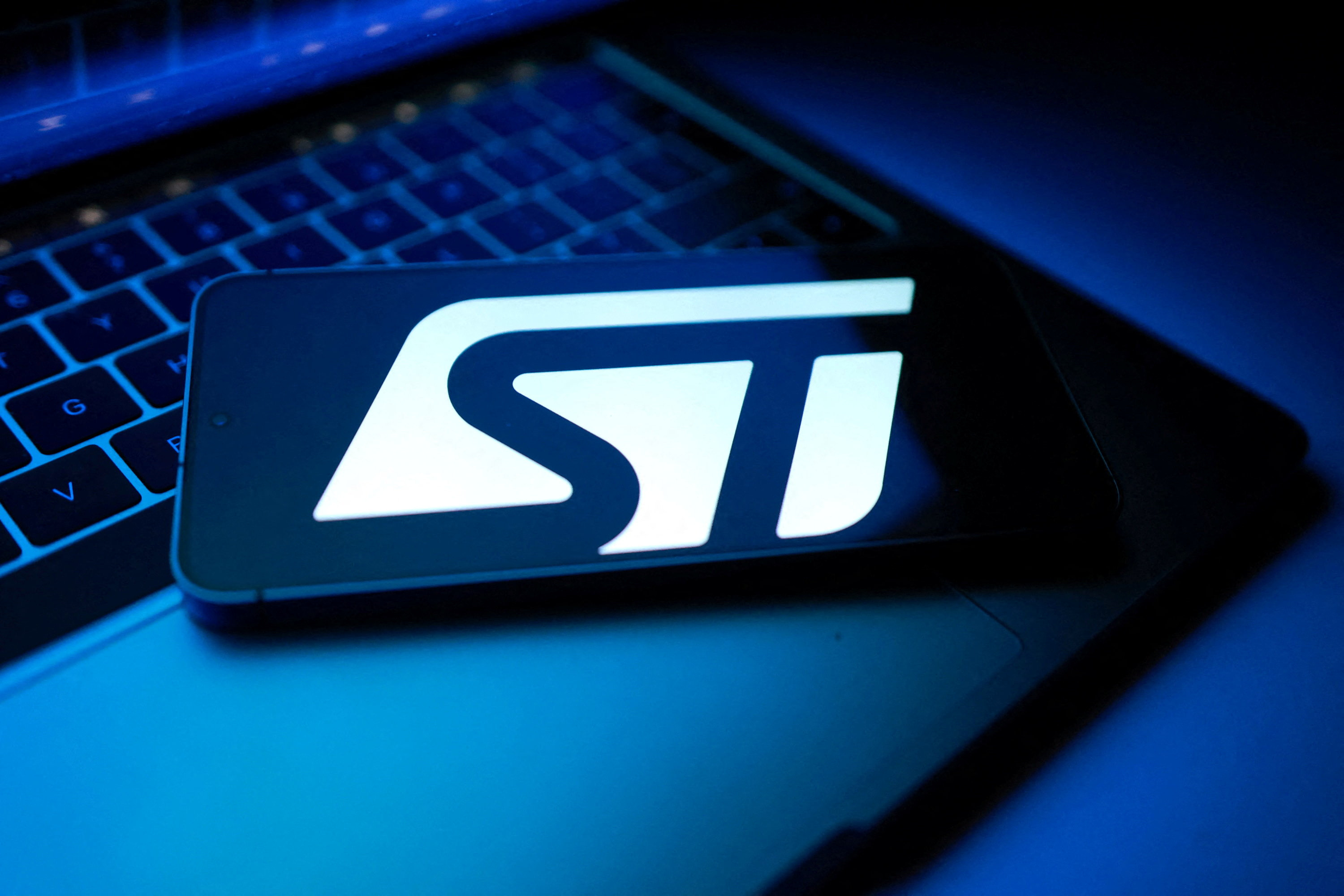 STMicro eleva metas de receita de data center, ações atingem maior alta em 25 anos