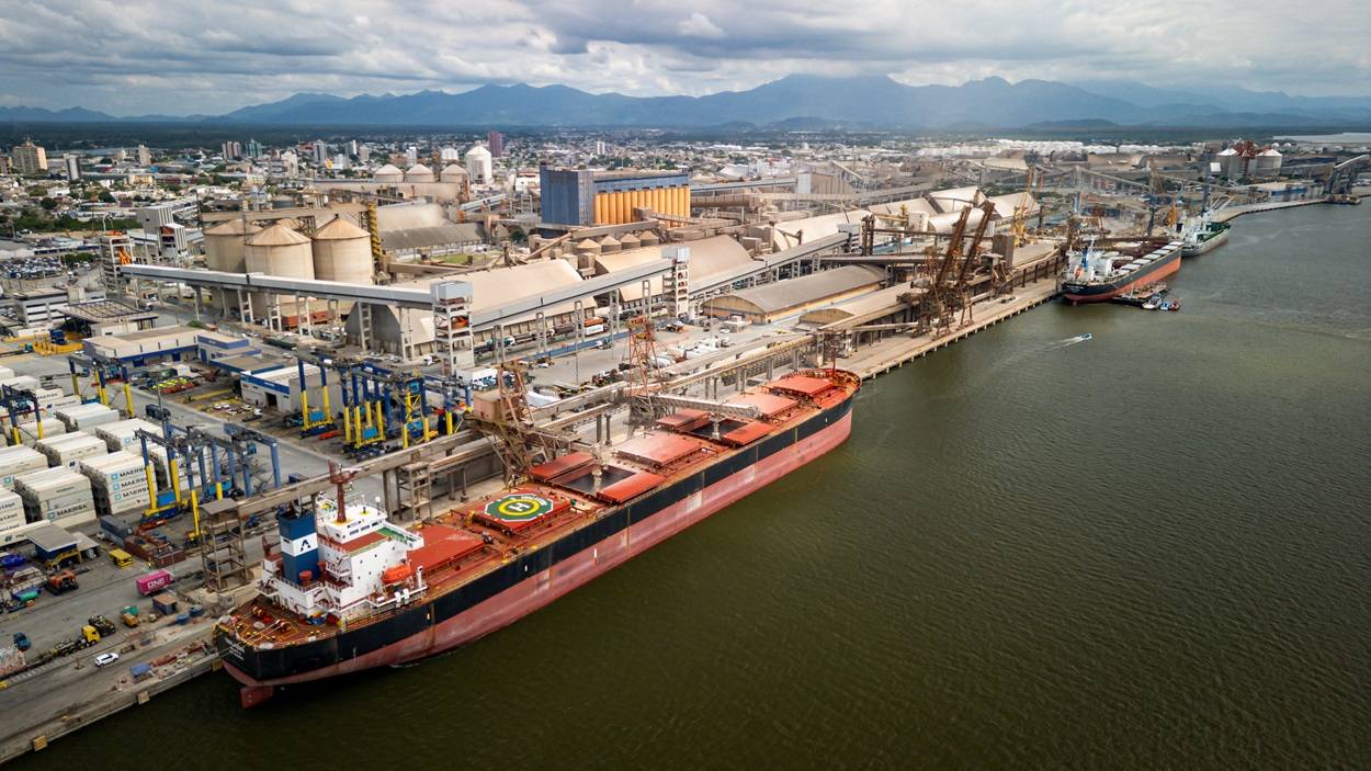 Balança comercial brasileira tem superávit de US$ 7,823 bi com alta nas exportações
