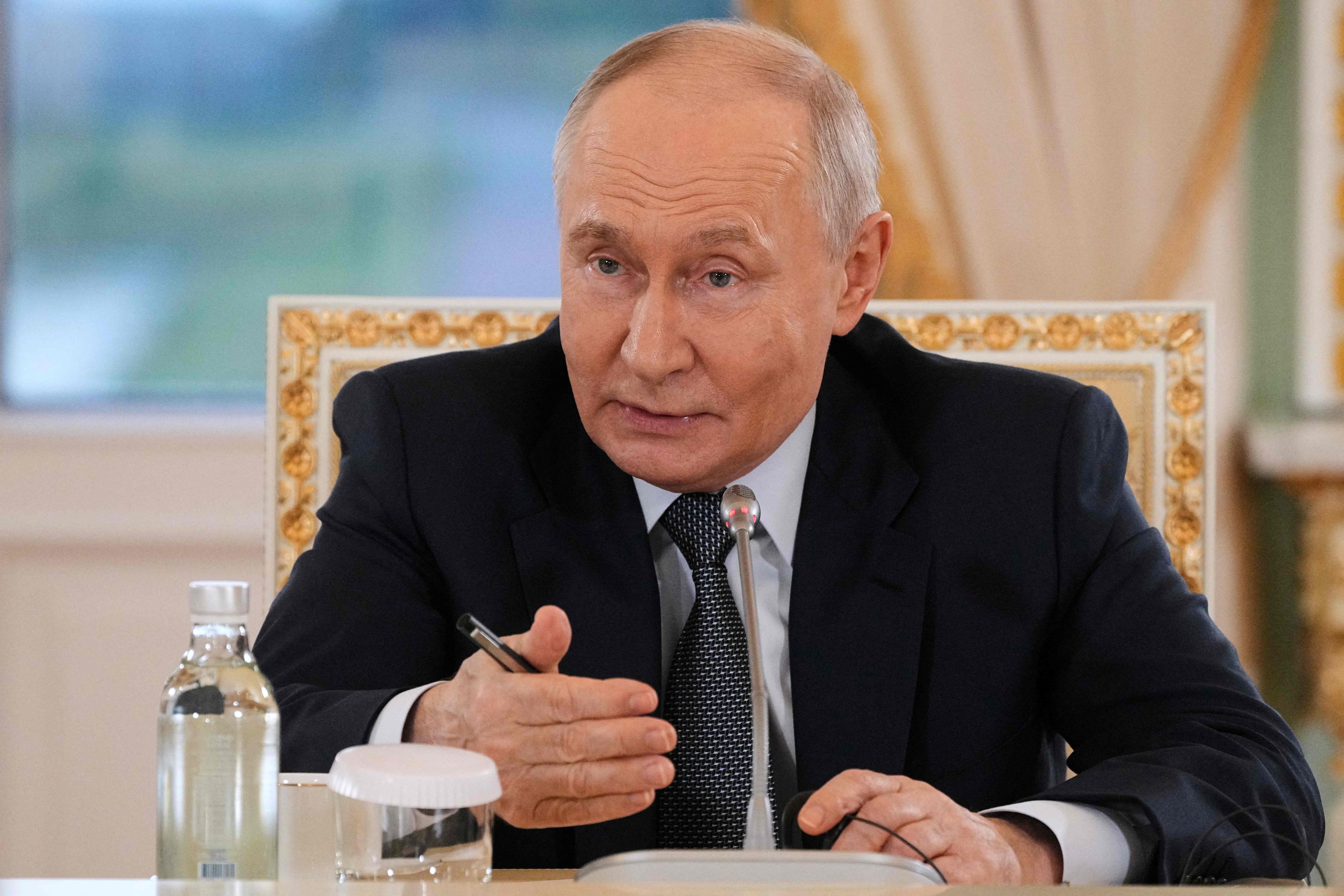 Putin reconhece escassez de combustível e cria força-tarefa para manter