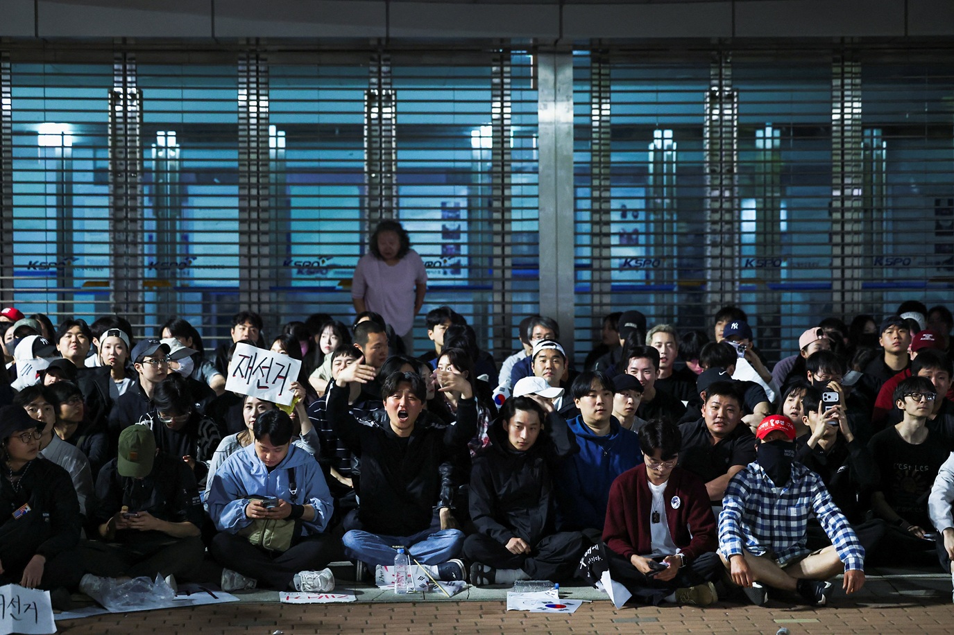 Milhares de pessoas exigem novas eleições na Coreia do Sul após falta de cédulas