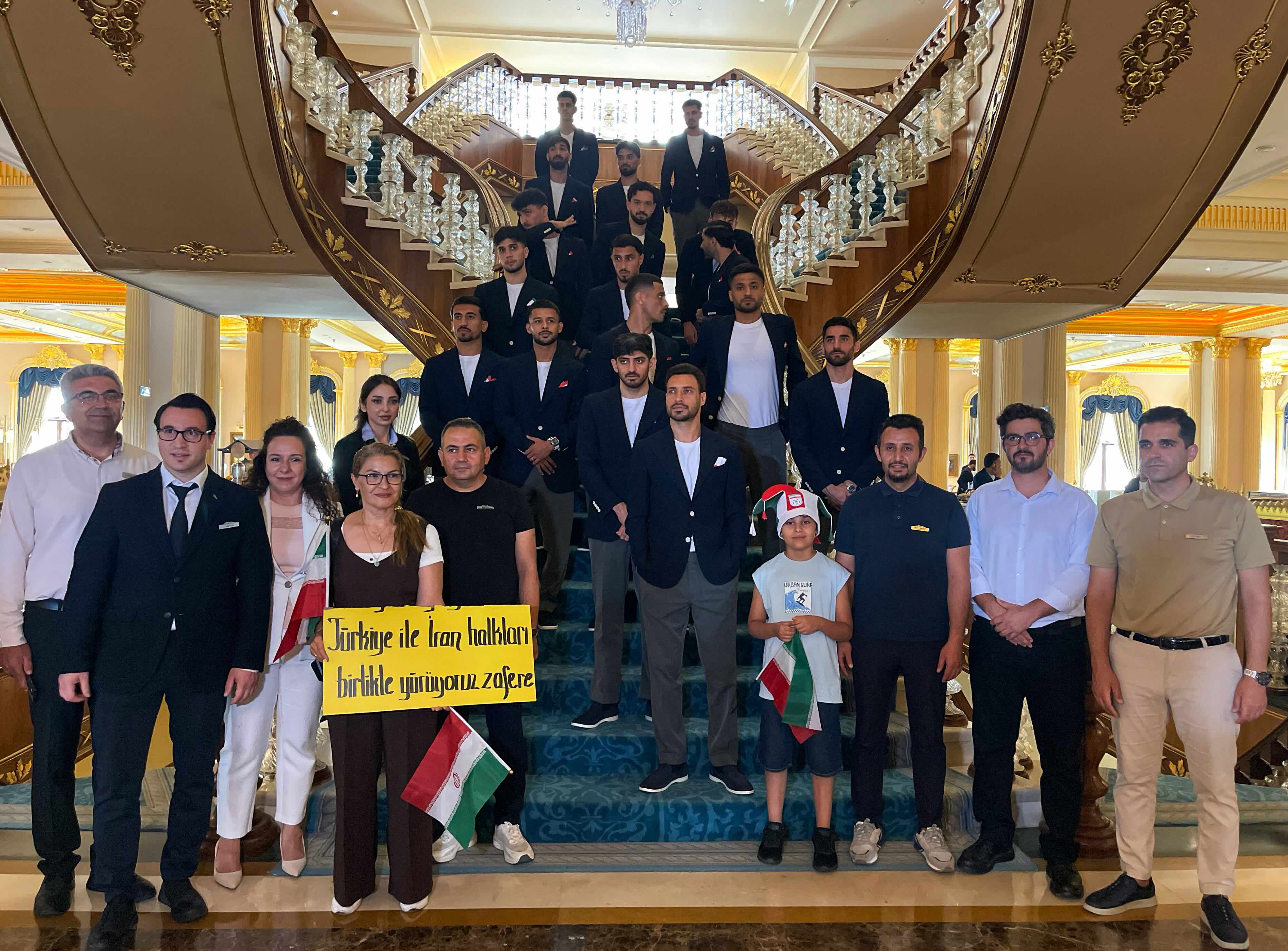 Copa do Mundo FIFA 2026 - Irã embarca para o México para a Copa do Mundo - Aeroporto de Antalya, Antalya, Turquia - 6 de junho de 2026. Mehdi Torabi e Alireza Jahanbakhsh, do Irã, posam com companheiros de equipe e torcedores ao embarcarem da Turquia para o México para a Copa do Mundo. REUTERS/Kaan Soyturk
