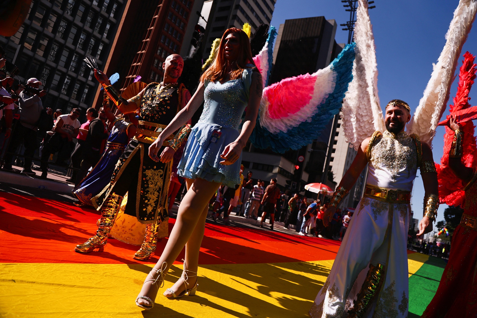 Parada LGBT+ reúne multidão em SP; organização critica proje