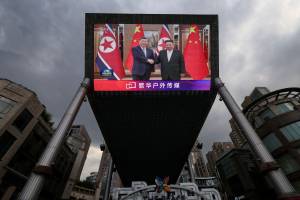 Xi e Kim Jong Un prometem cooperação em 1ª visita chinesa a Pyongyang após 7 anos
