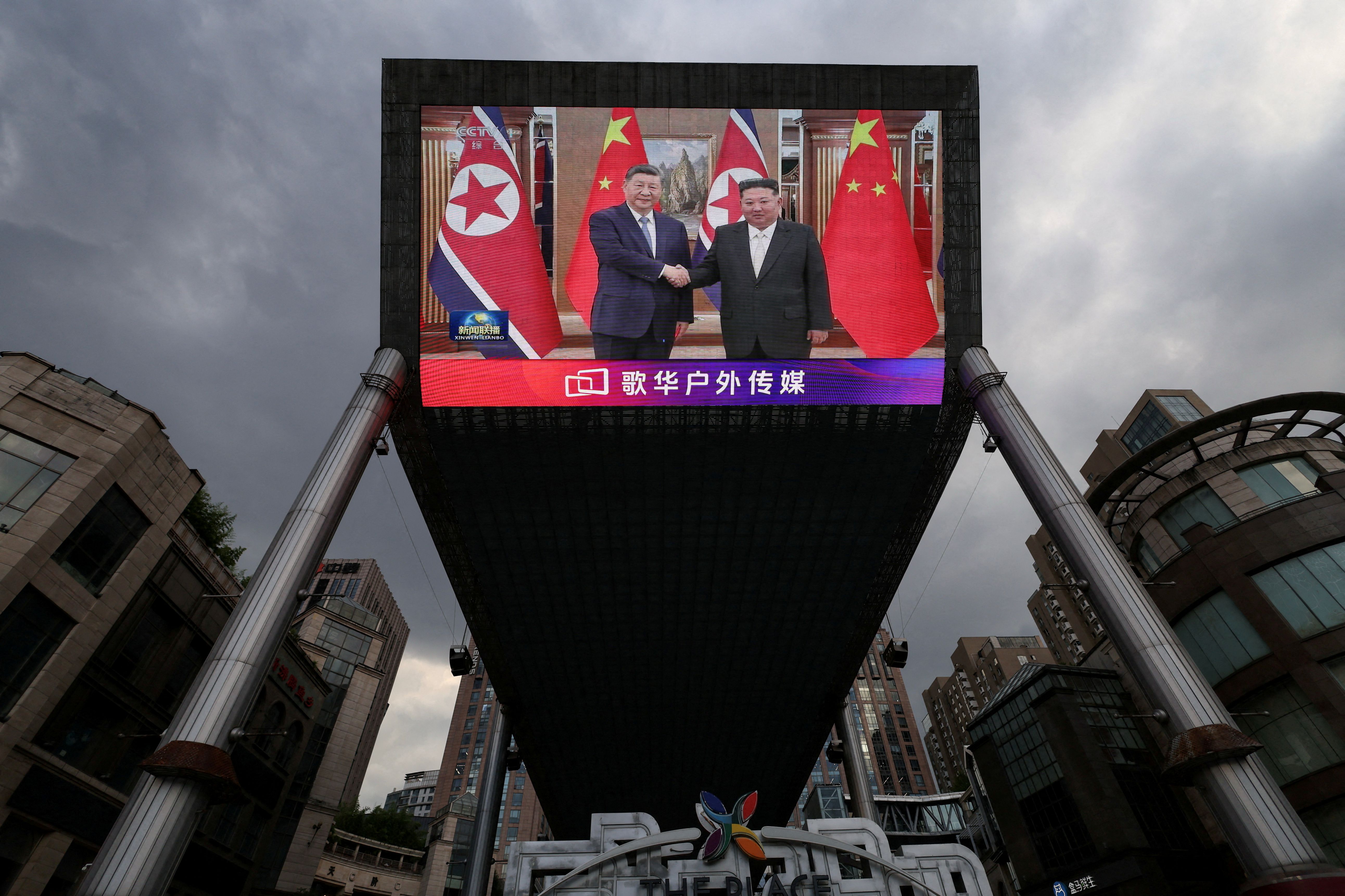 Xi e Kim Jong Un prometem cooperação em 1ª visita chinesa a 