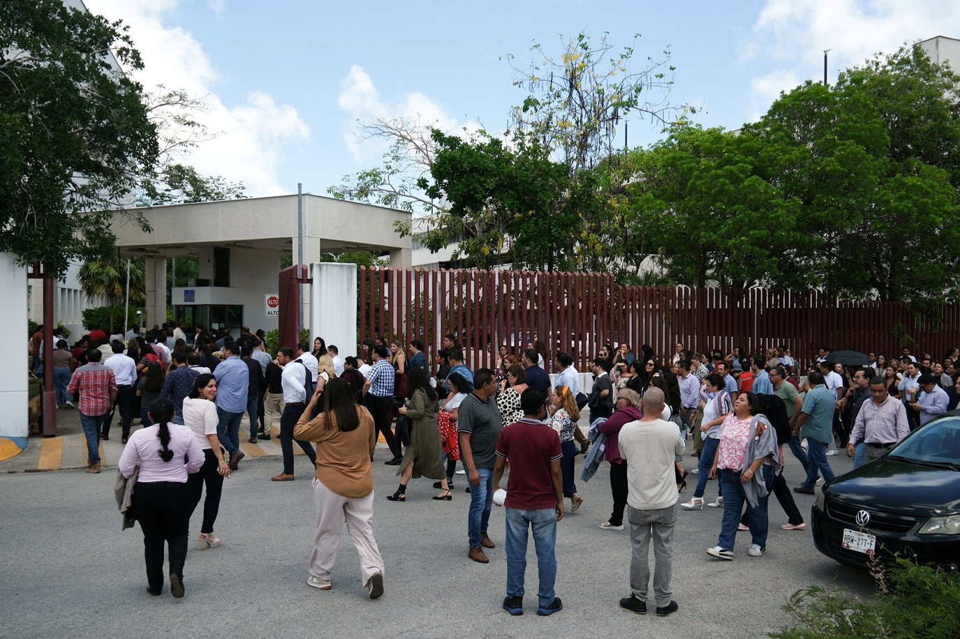 8 de junho de 2026 - Funcionários retornam ao prédio da Justiça Federal após um terremoto que atingiu Cuba ter sido sentido em Cancun, Playa del Carmen e Tulum, no Méixico. Foto: REUTERS/Paola Chiomante