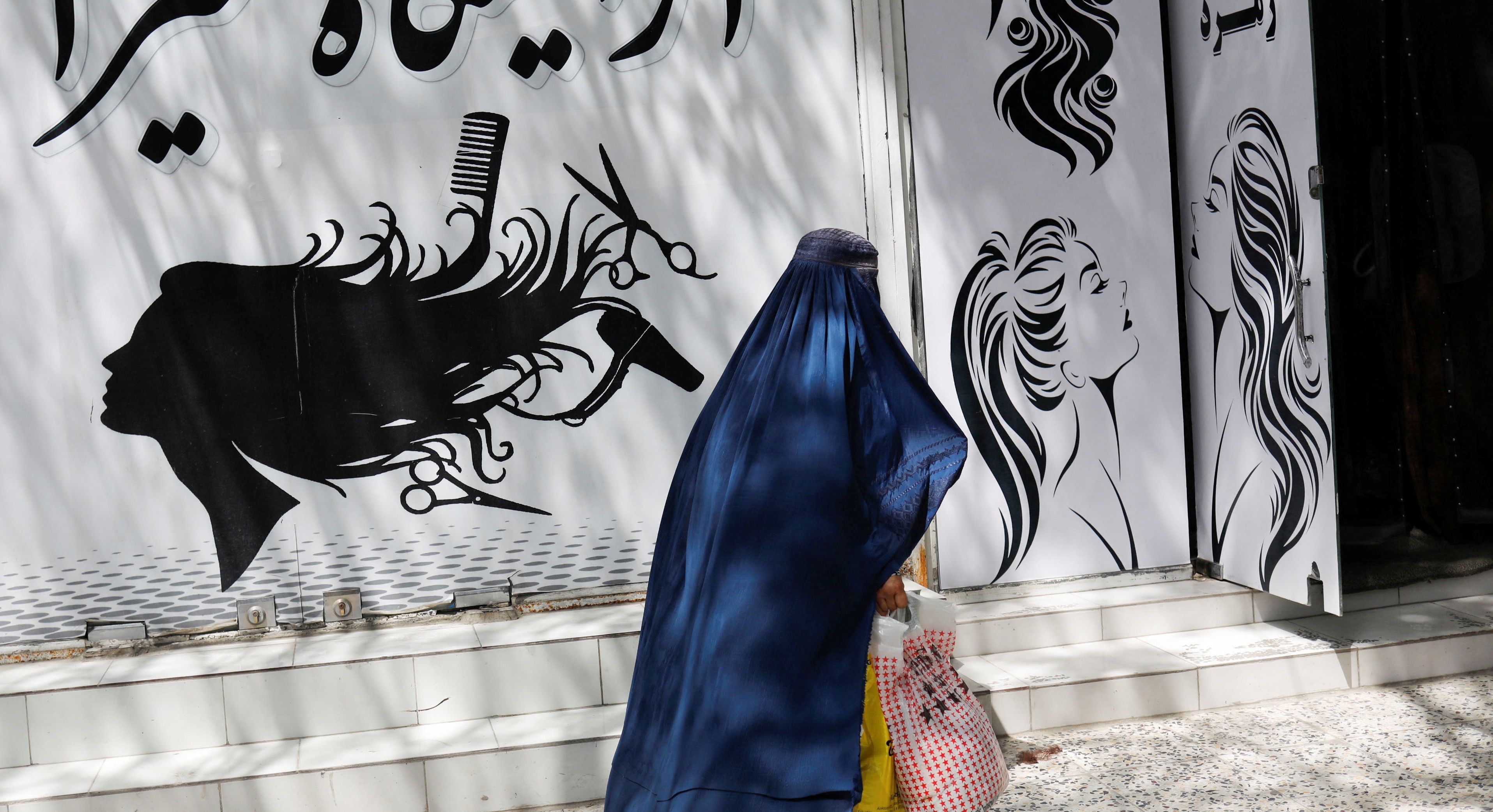 Polícia reprime protestos contra o hijab no Afegan