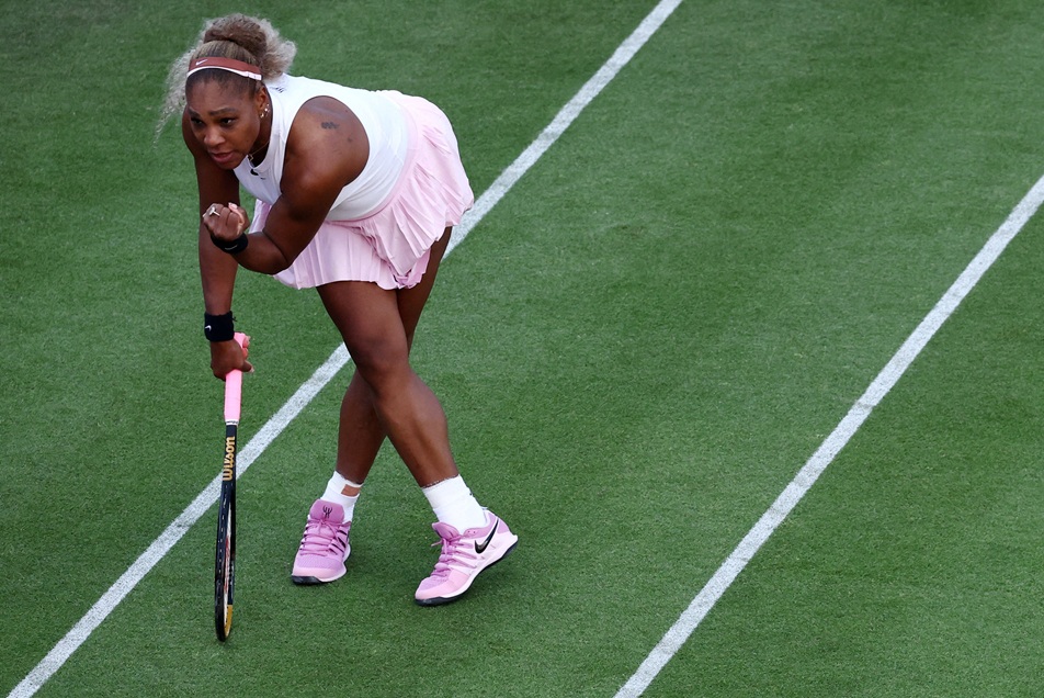 Serena Williams volta às quadras após 4 anos com festa, vitó