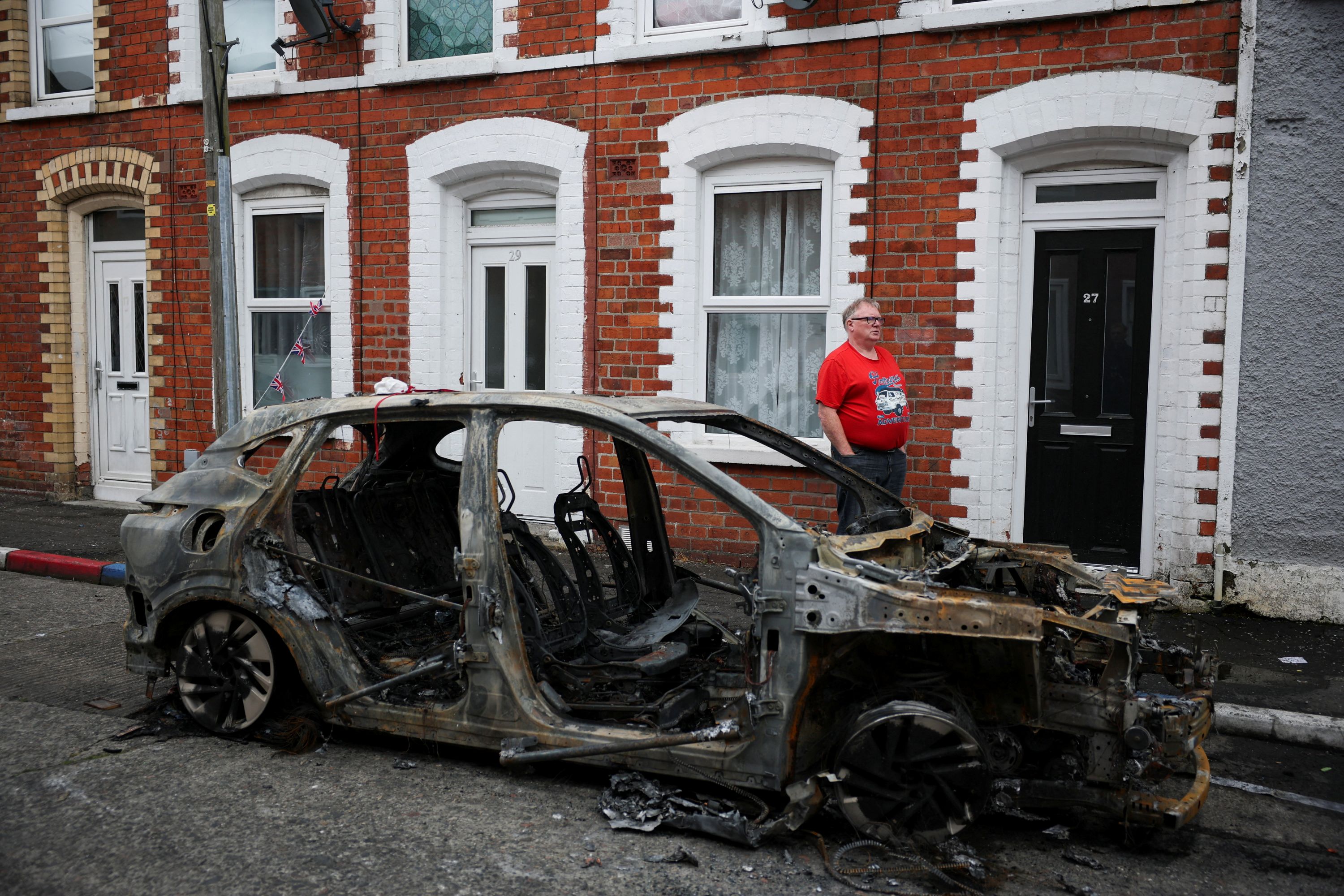 Irlanda do Norte tem violência contra imigrantes após ataque com faca