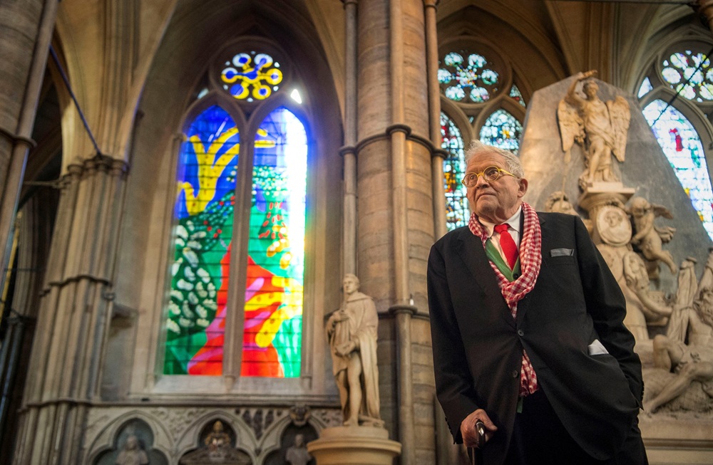 O artista britânico David Hockney posa em frente à Queen’s Window, novo vitral desenhado por ele, na Abadia de Westminster, em Londres, Reino Unido, em 26 de setembro de 2018. Victoria Jones/Pool via Reuters/Foto de arquivo