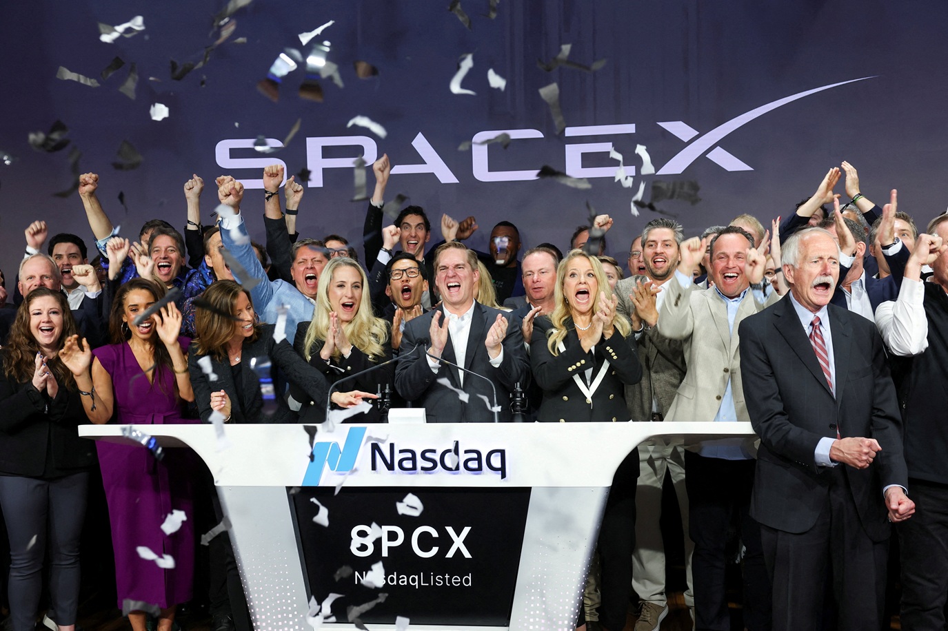 Logotipo da SpaceX com o planeta Terra ao fundo, simbolizando exploração espacial e investimentos.