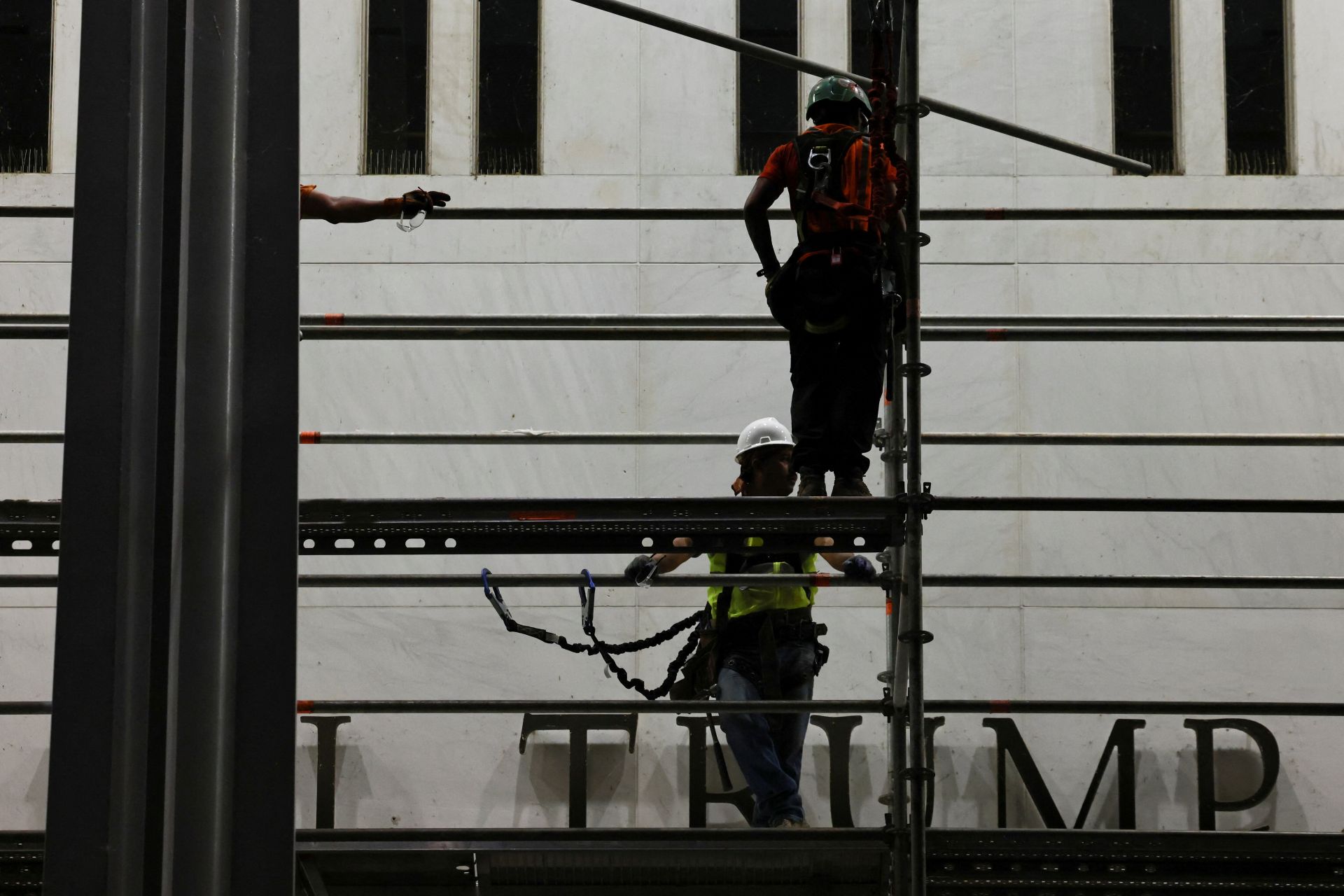 Trabalhadores iniciam remoção do nome de Trump do Kennedy Center em meio