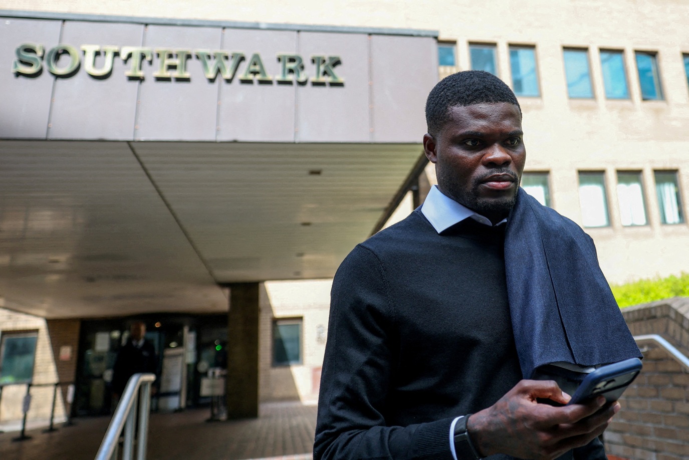 13 de abril de 2026 - Thomas Patey, meio-campista de Gana e do Villareal, acusado de abuso sexual e estupro, deixa o Tribunal de Southwark, em Londres. Foto:  REUTERS/Hannah McKay     TPX IMAGES OF THE DAY/File Photo