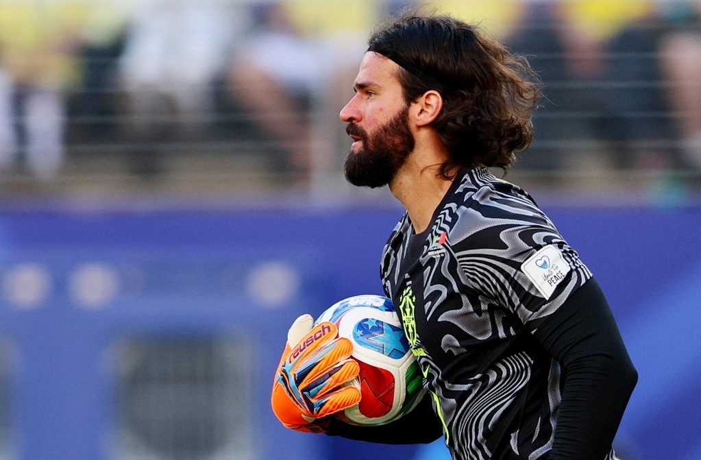 Fifa muda e goleiros do Brasil não usarão polêmica camisa vermelha em jogo