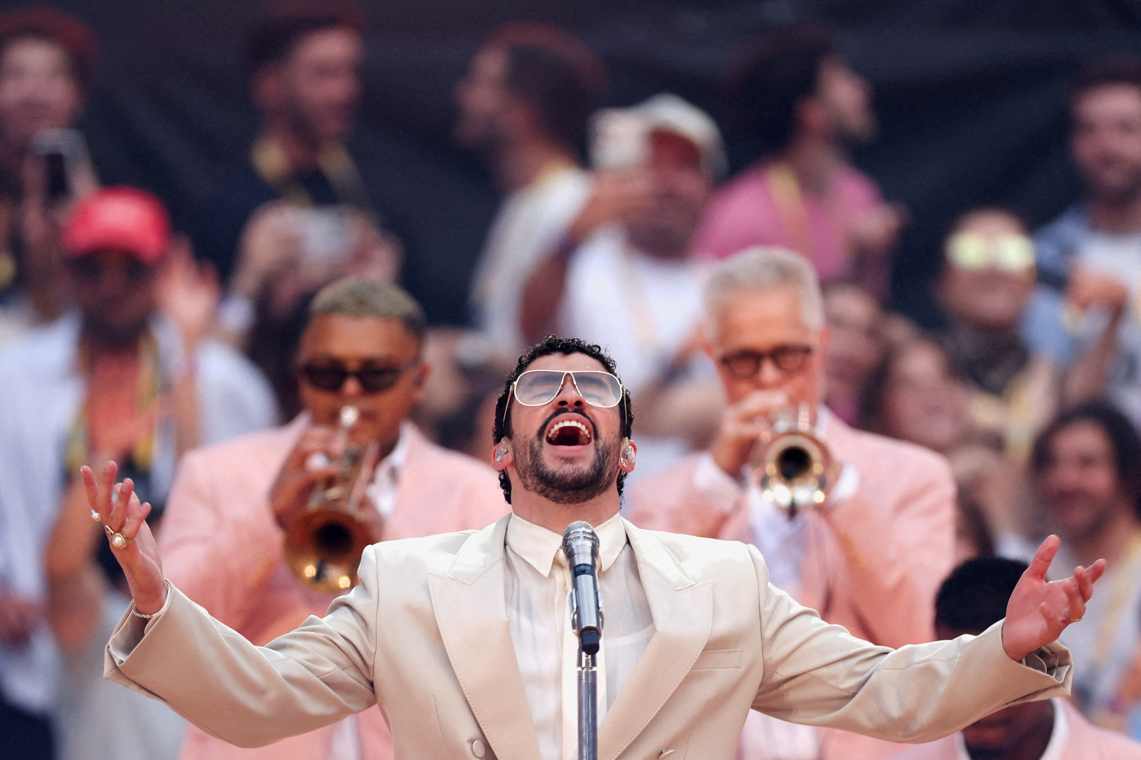 Bad Bunny quebra barreira e se torna o 1º artista latino a faturar US$ 1 bi