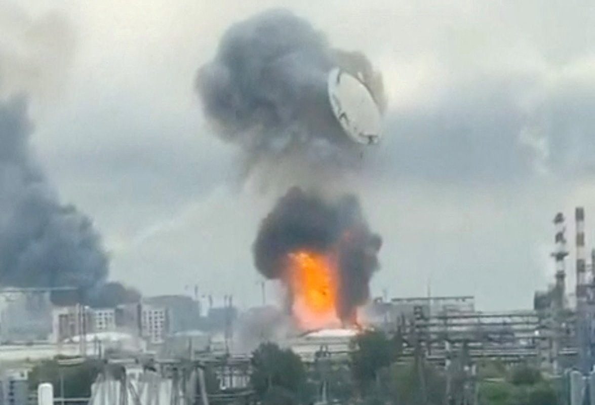 Imagem do ano? Tampa de tanque voa após explosão em refinaria de Moscou em ataque