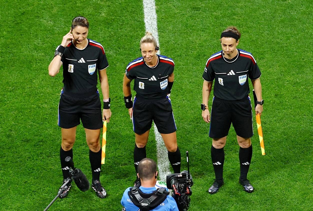 18 de junho de 2026 - Árbitra Tori Penso e assistentes Brooke Mayo e Kathryn Nesbitt apitaram a partida entre Tchequia e África do Sul. Foto: REUTERS/Bernadett Szabo     TPX IMAGES OF THE DAY