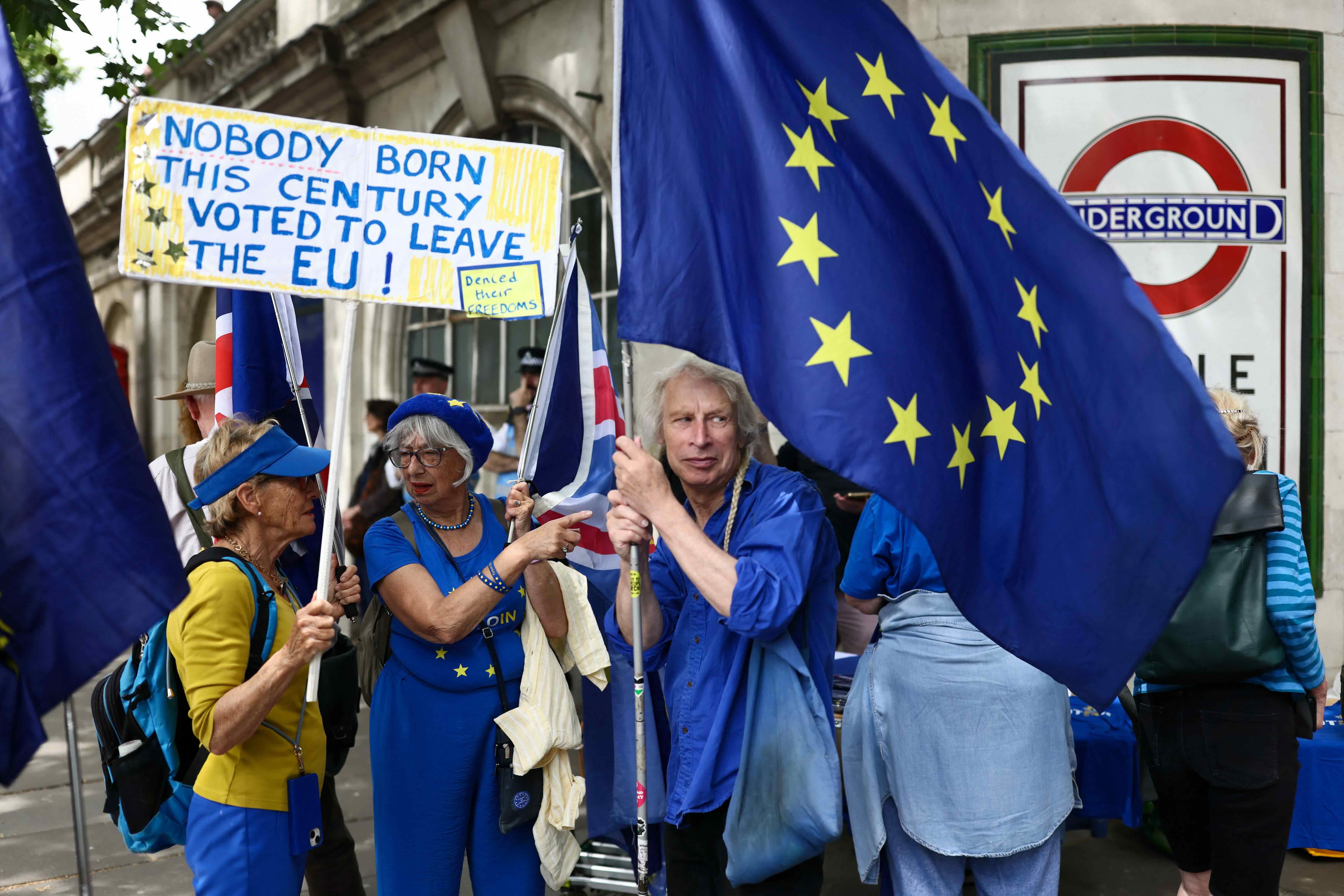 2026-06-20T124639Z_1816404147_RC2NXLA58YUU_RTRMADP_3_BRITAIN-EU-LONDON Manifestantes Londres Brexit: se mobilizam em pelos 10 anos