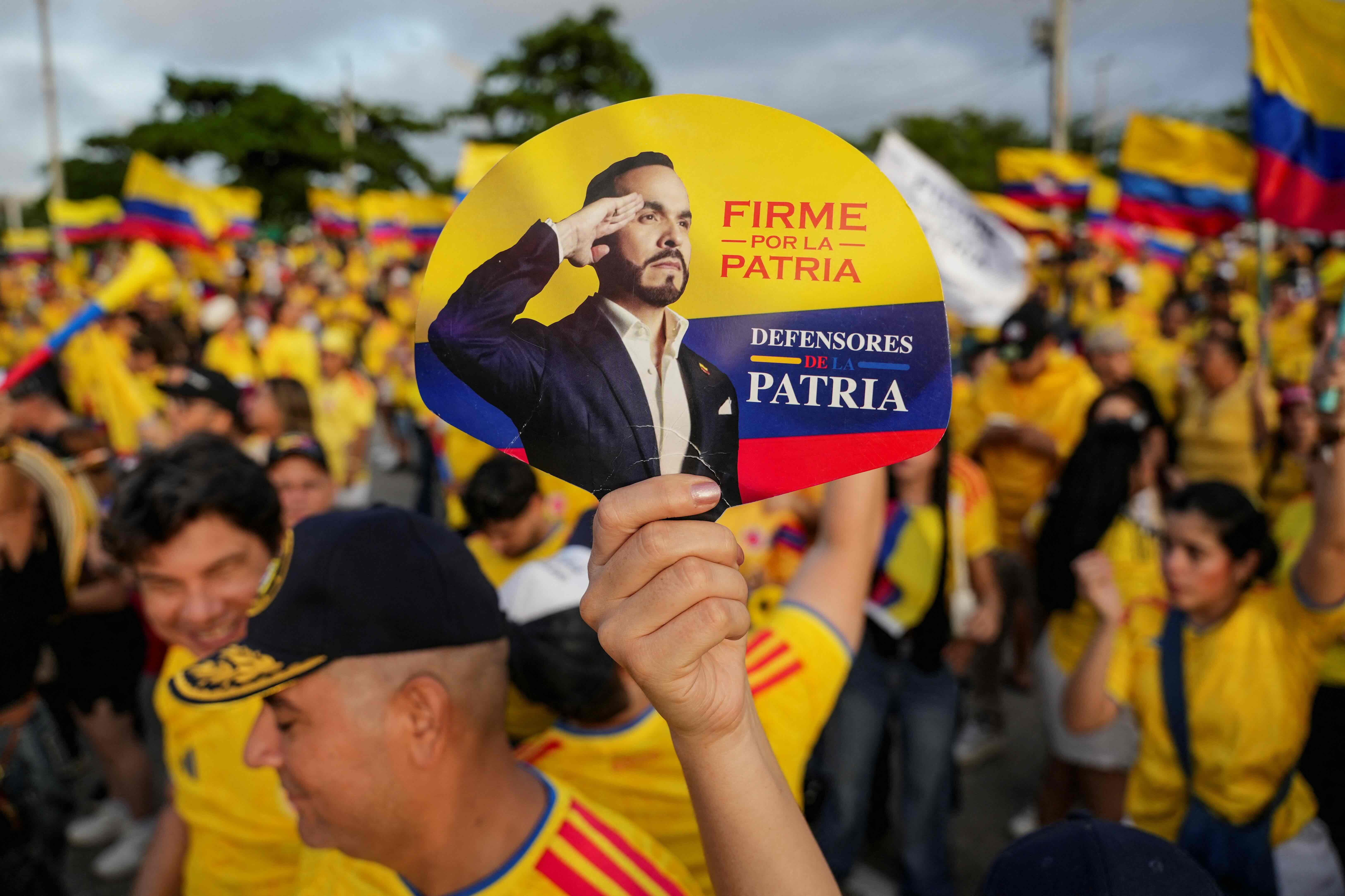 Um apoiador do candidato presidencial de direita Abelardo De La Espriella segura uma placa no dia do segundo turno entre De La Espriella e o candidato de esquerda Ivan Cepeda em Barranquilla, Colômbia, 21 de junho de 2026. REUTERS/Jair Coll