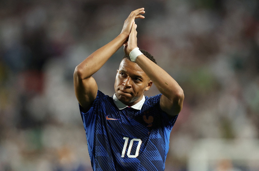 Mbappé classifica a França à 2ª fase da Copa e continua à caça de Messi