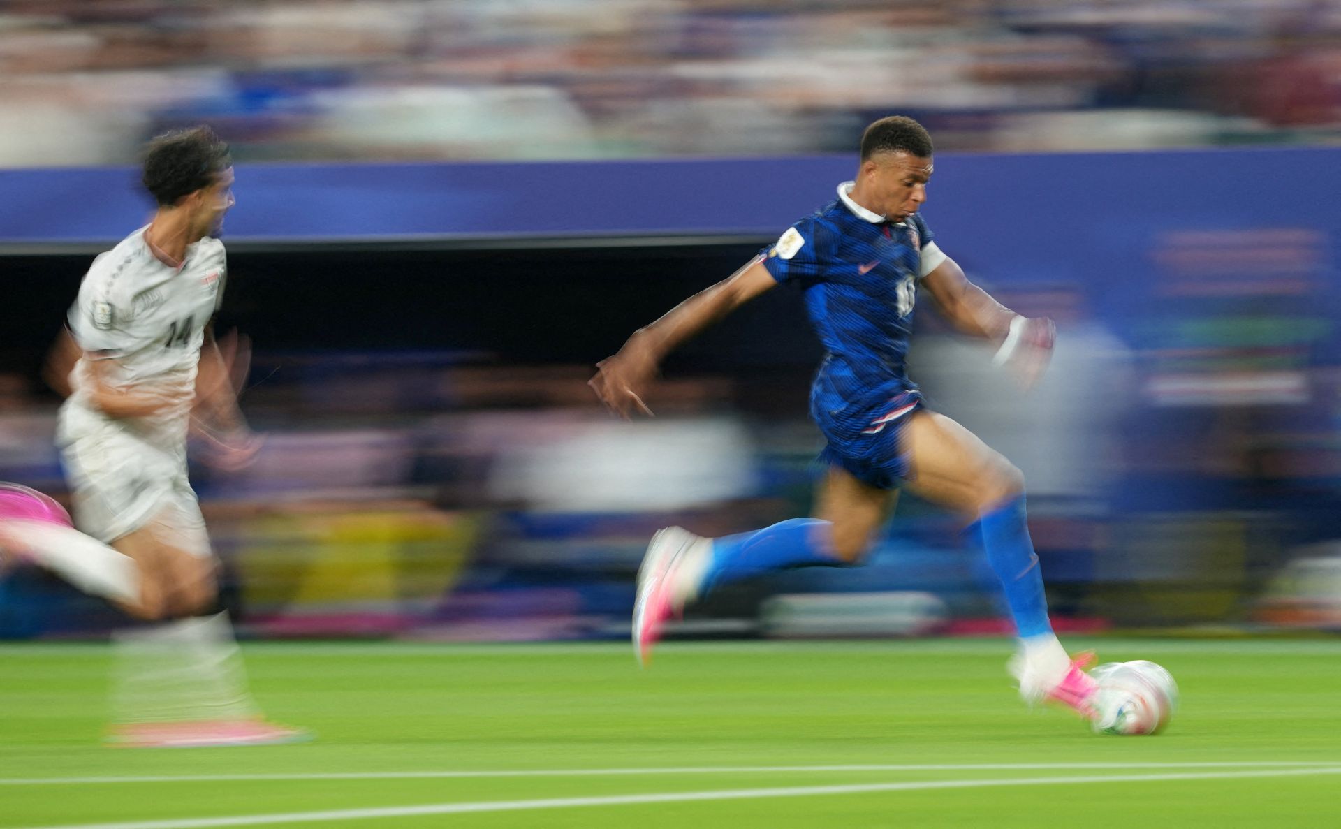Estrelas do futebol brilham logo no início na Copa com show de Messi e Mbappé