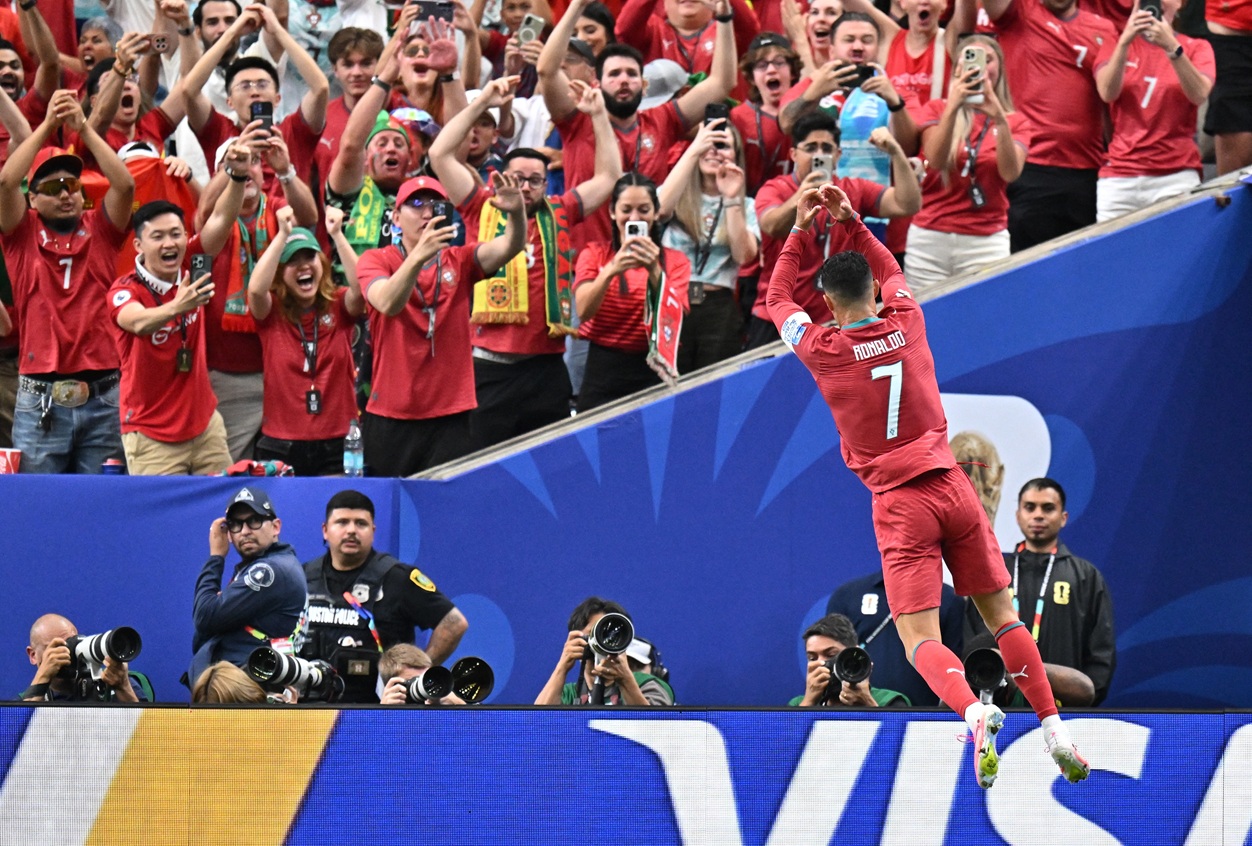 Cristiano Ronaldo se torna primeiro jogador a marcar em seis edições da Copa do Mundo
