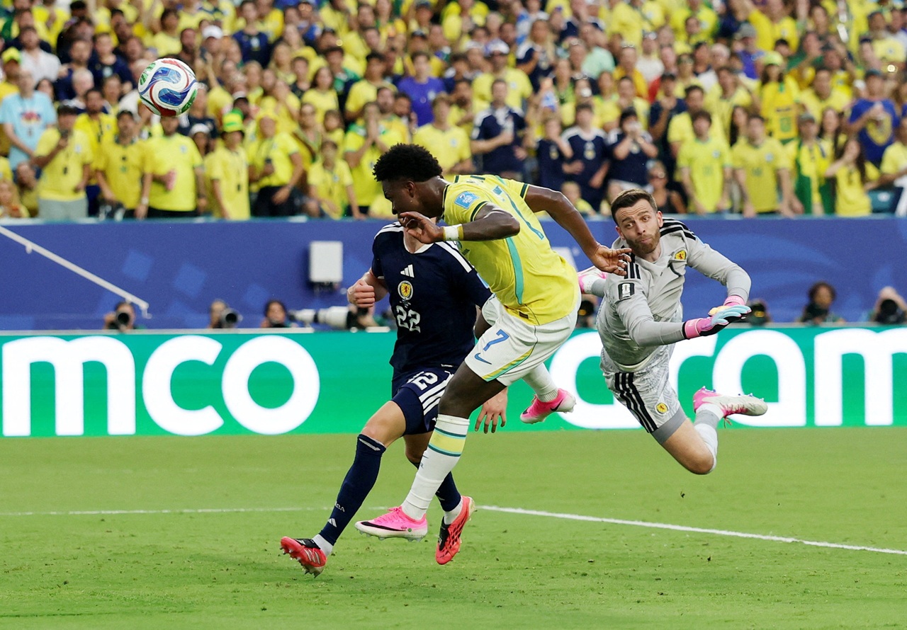 Vini Jr. cobra ‘presente’ de Ancelotti após garantir que faria um gol de cabeça