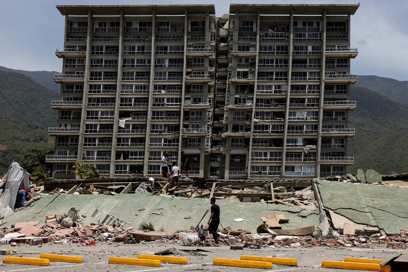 Venezuela: equipes correm contra o tempo para encontrar sobreviventes
