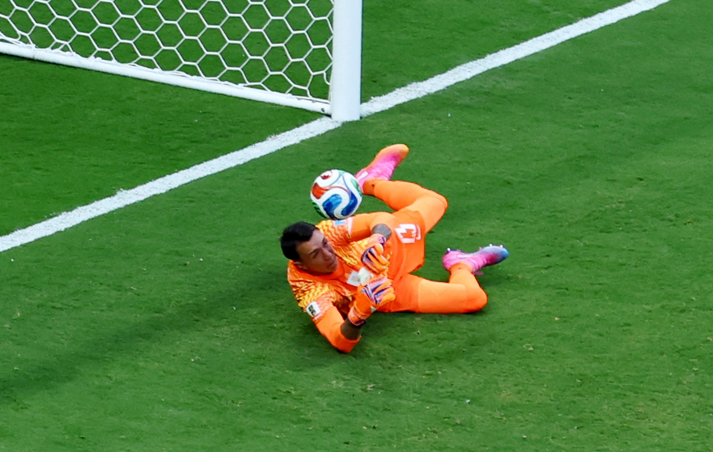 Muslera desabafa após eliminação do Uruguai na Copa e nova falha: “Nunca sofri tanto”