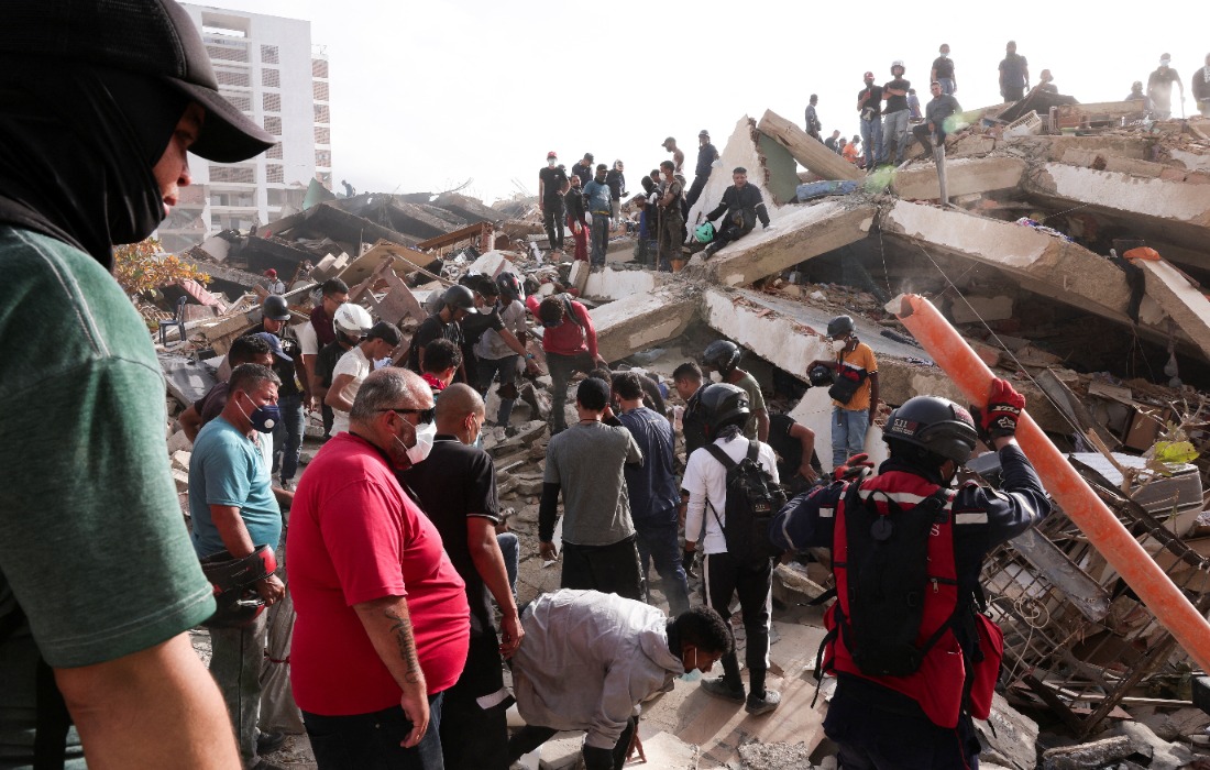 Após terremotos, venezuelanos lideram resgates sob acusações contra militares