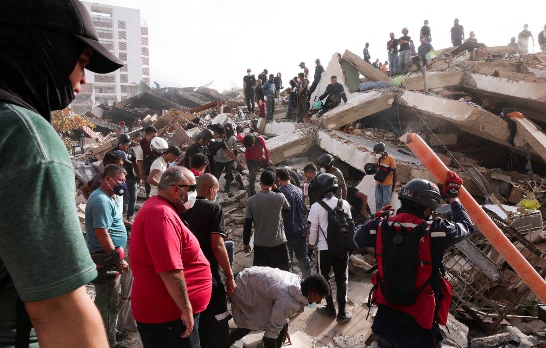 Após terremotos, venezuelanos lideram resgates sob acusações contra militares