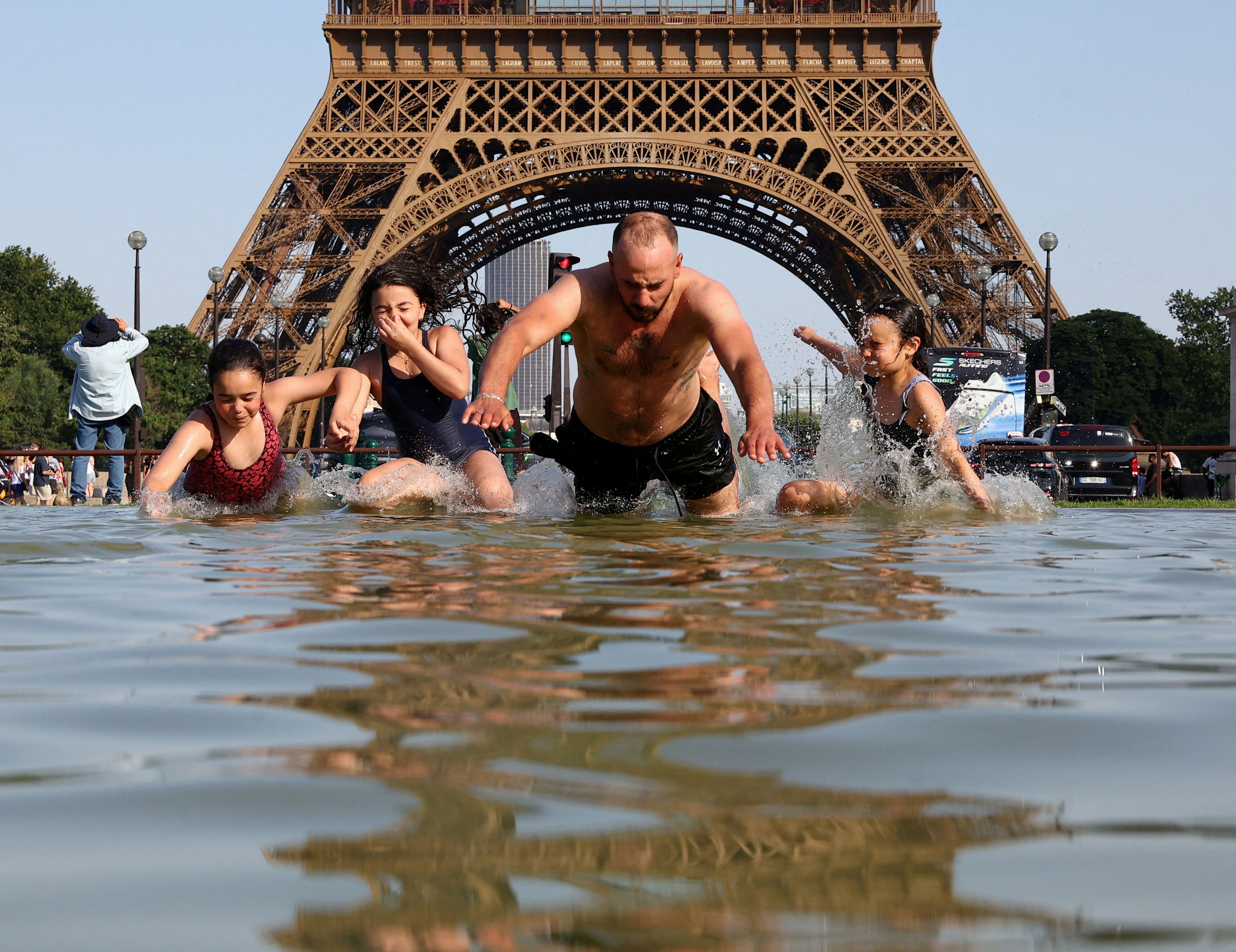Paris proíbe consumo de álcool em público em meio à onda de calor