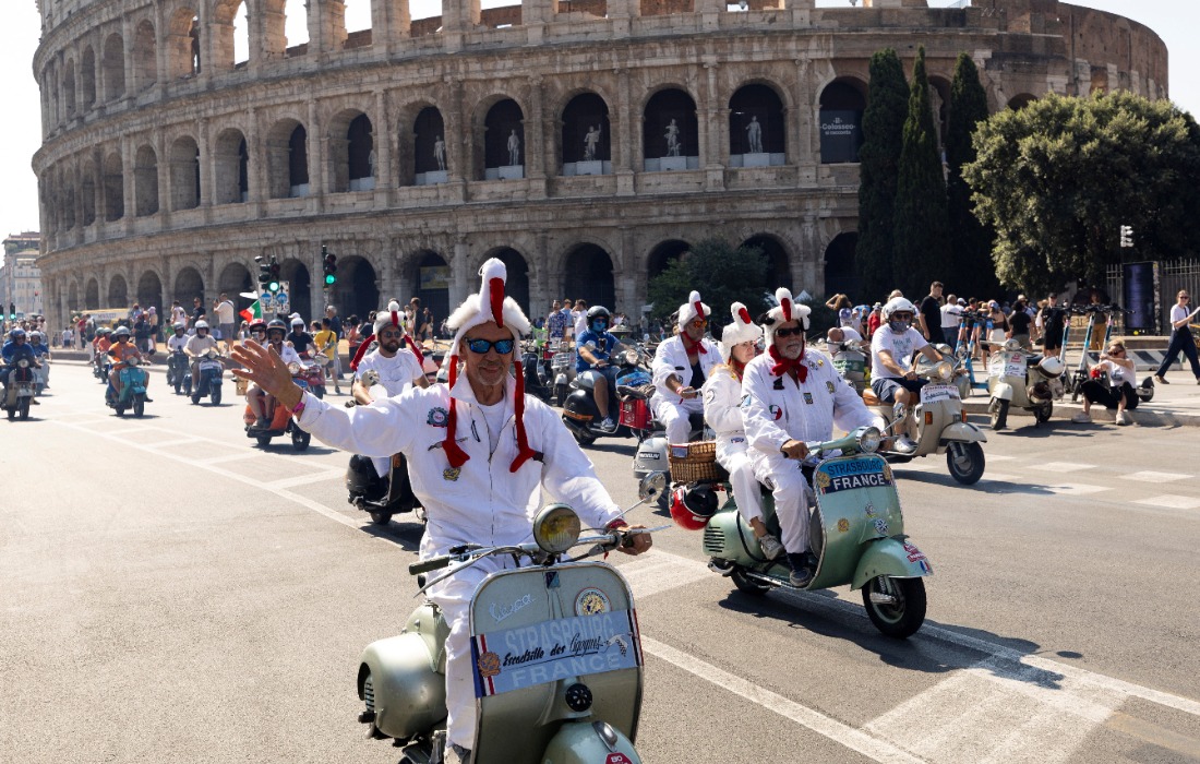 Milhares de Vespas invadem Roma no 80º aniversário da scooter que é ícone da Itália