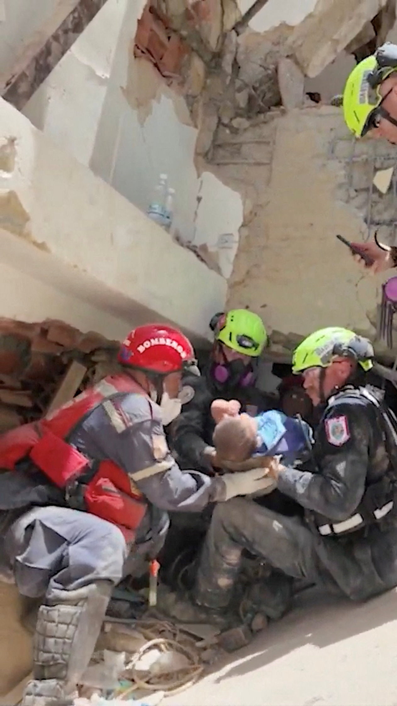 Criança de 11 anos é resgatada em escombros de terremoto na Venezuela