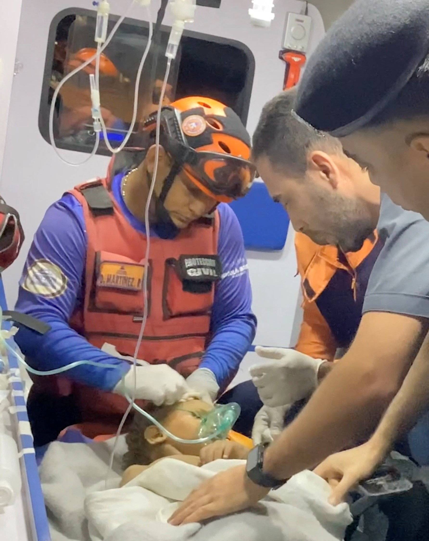 Equipes retiram criança com vida de escombros 6 dias após terremotos