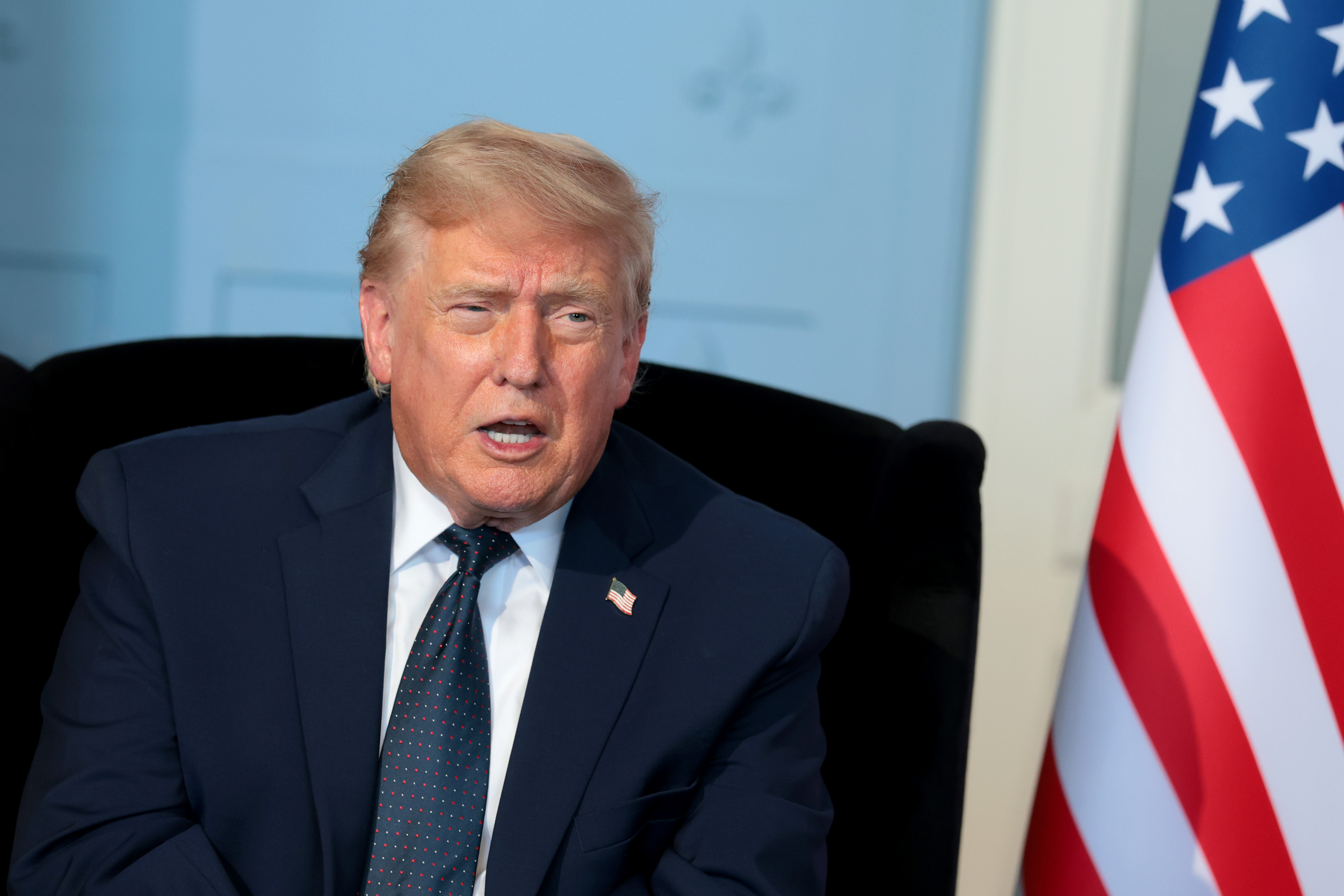 EUA e Irã assinam acordo de cessar-fogo, mas Trump diz que pode retomar ataques
