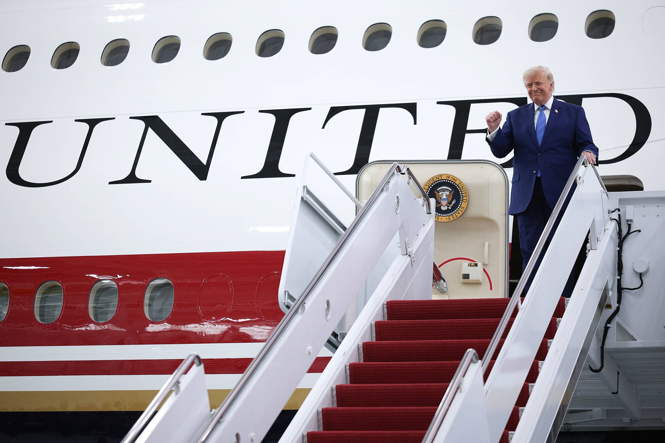 O presidente dos Estados Unidos, Donald Trump, após visitar o interior do mais novo avião da frota presidencial, na Base Conjunta Andrews, em Maryland, em 19 de junho. Fotógrafo: Alex Wong/Getty Images
