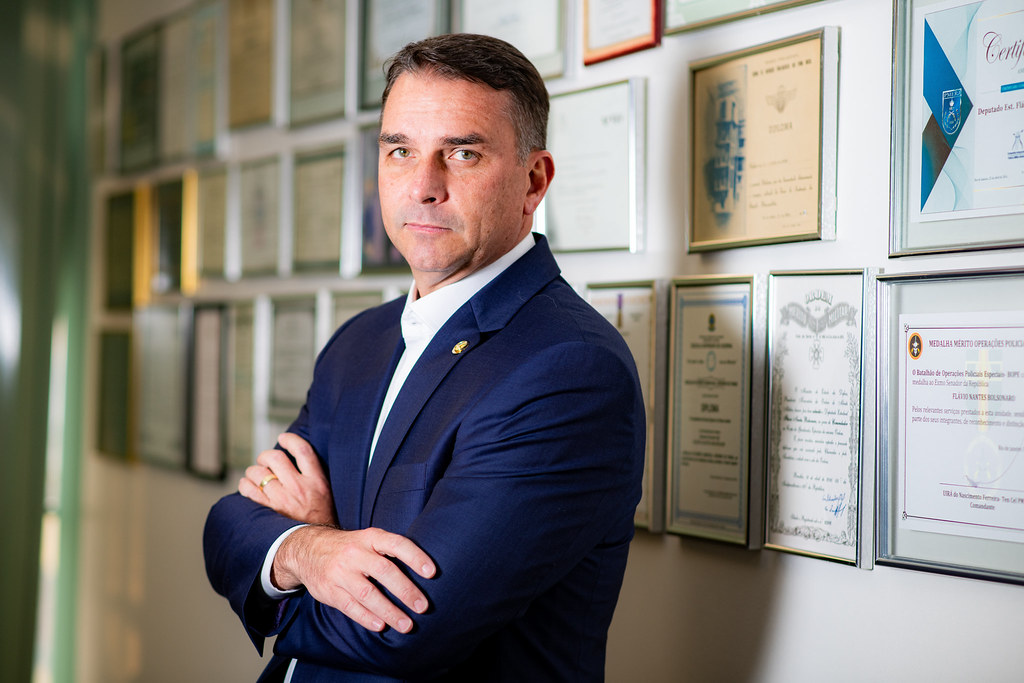 Flávio acusa Moraes de promover “vingança pessoal” contra Eduardo Bolsonaro no STF