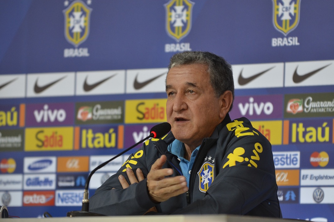 Carlos Alberto Parreira recebe alta hospitalar após 80 dias internado no RJ