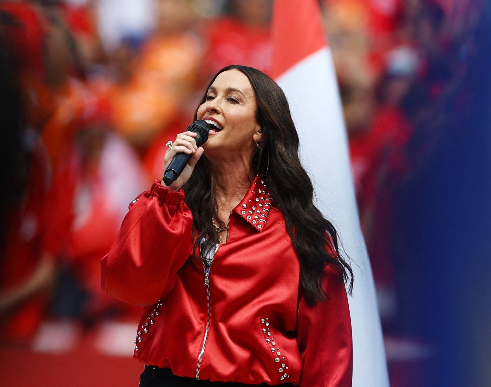 Alanis Morissette canta o hino do Canadá antes de jogo contra a Bósnia