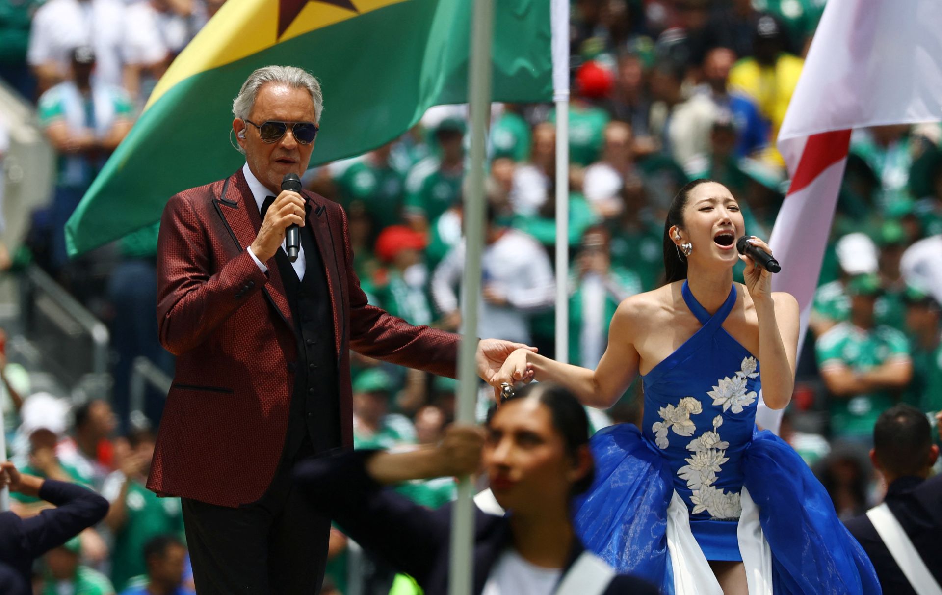 Boas-vindas de Salma Hayek e hino da Copa com Andr