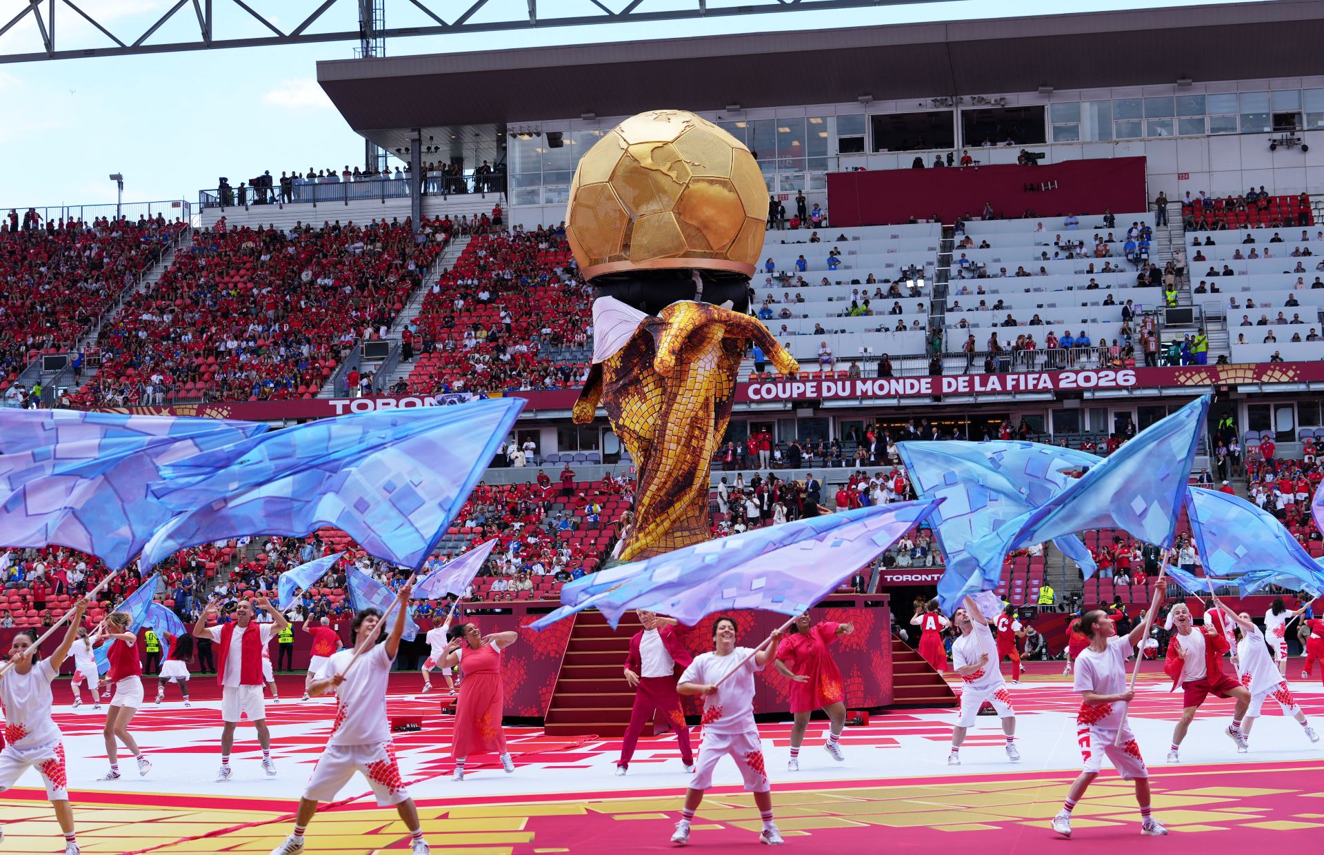 Gafe com taça gigante marca a cerimônia de abertura da Copa do Mundo no Canadá