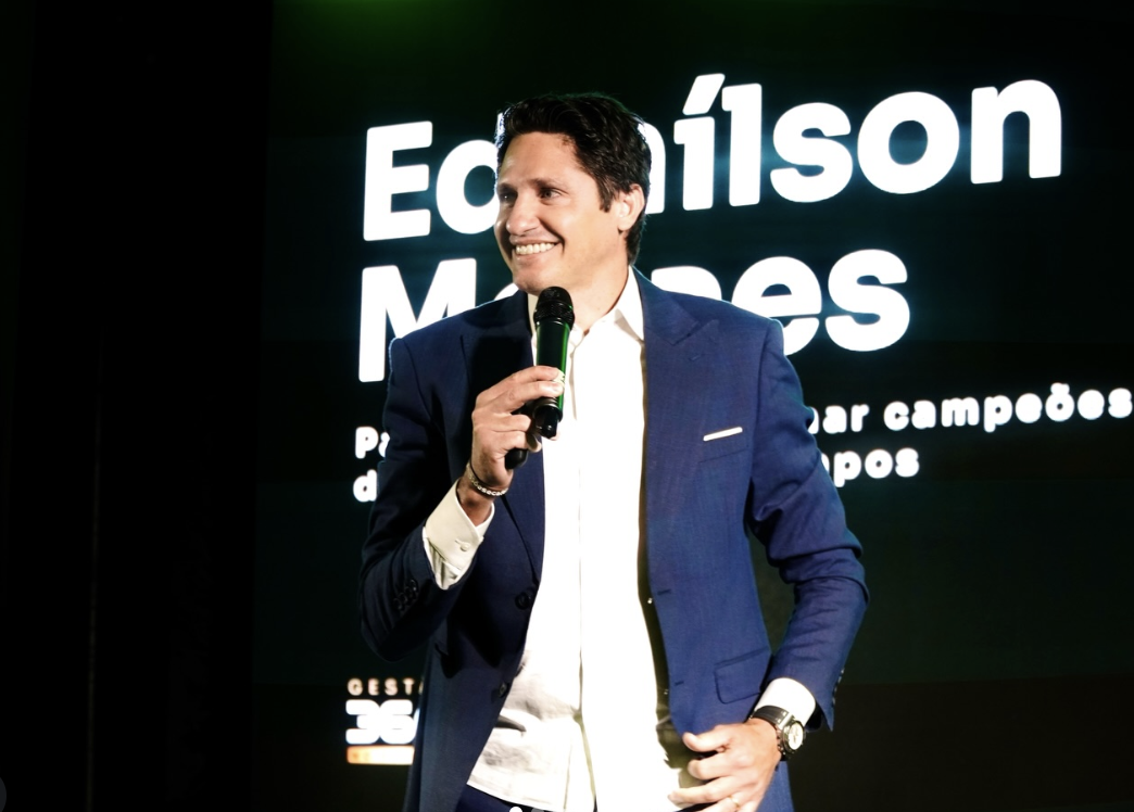 Pentacampeão, Edmílson transforma lições do futebol em livro, clube e projeto social