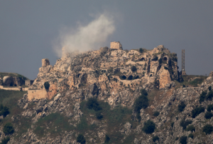 Fumaça sobe do Castelo de Beaufort, no Líbano, após ataques 27 de maio de 2026