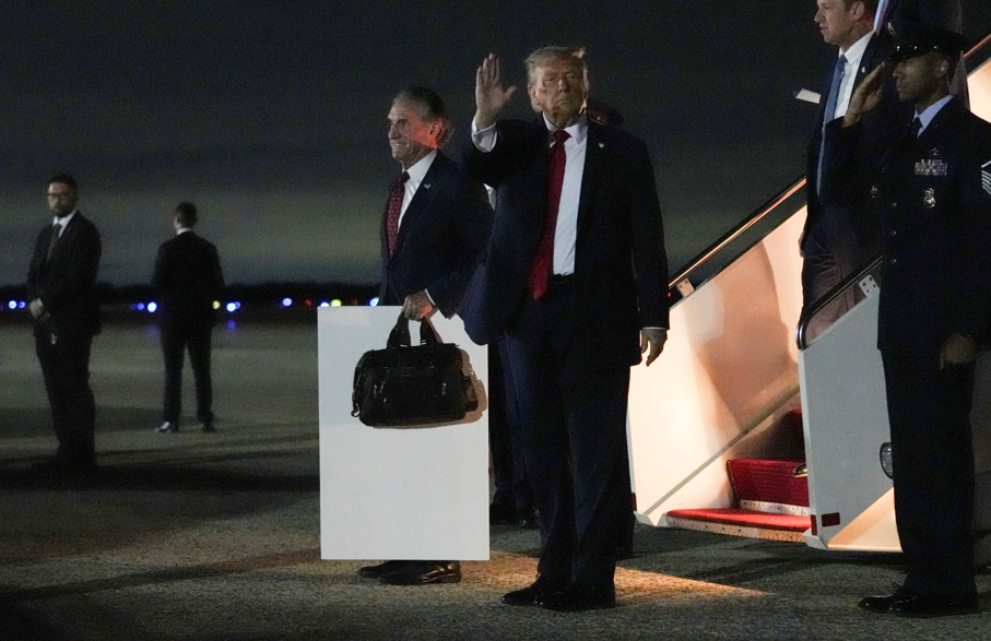 O presidente dos EUA, Donald Trump, acena ao desembarcar do Air Force One, após assistir ao Jogo 3 das finais da NBA, na Base Aérea Conjunta Andrews, Maryland, EUA, em 9 de junho de 2026. REUTERS/Nathan Howard
