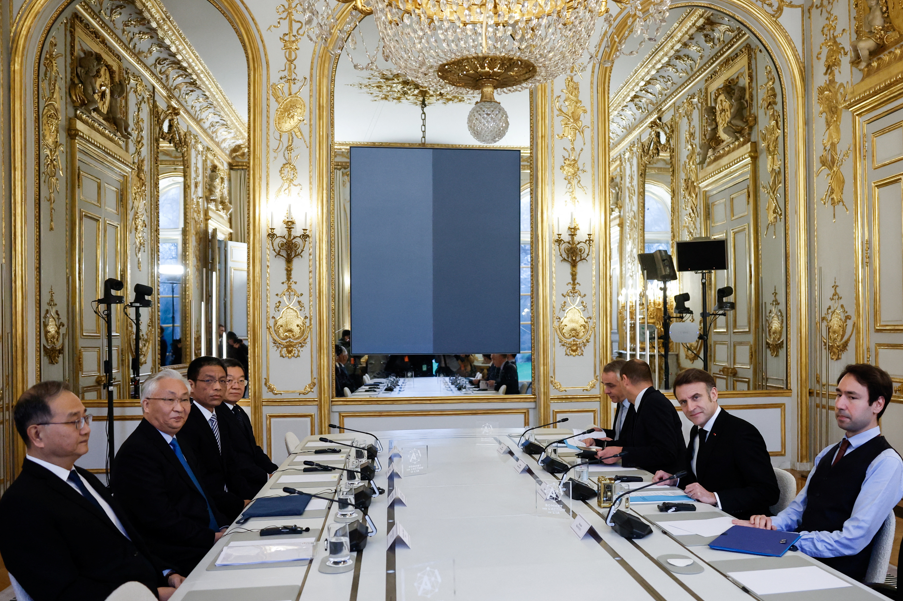 China participa de reunião liderada por Macron em raras negociações antes do G7