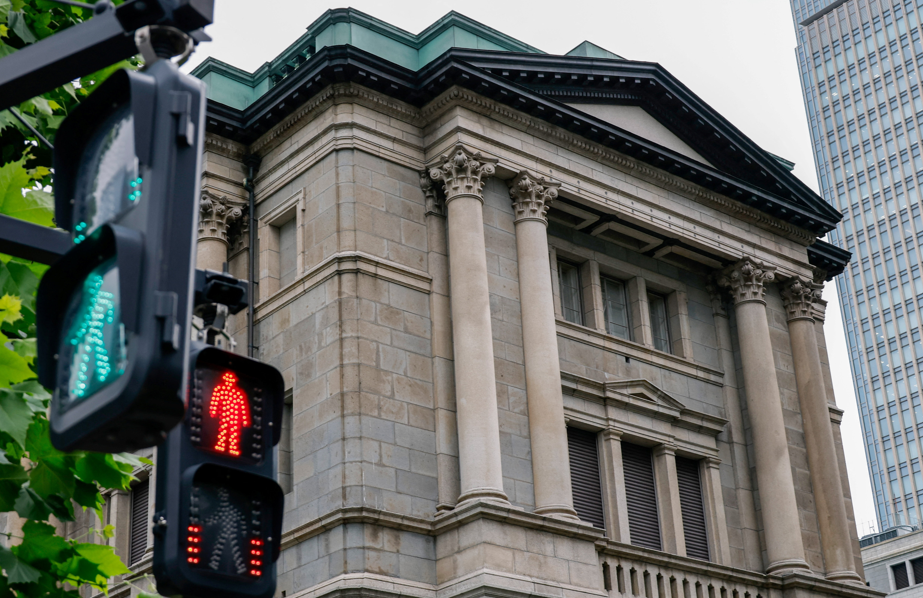 Sinais de trânsito em frente ao prédio do Banco do Japão, em Tóquio 15 de junho de 2026.