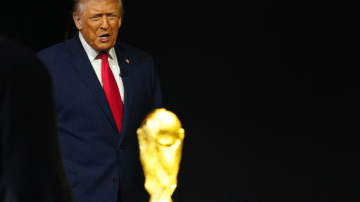 Presidente dos EUA, Donald Trump, ao lado do troféu da Copa do Mundo em Washington