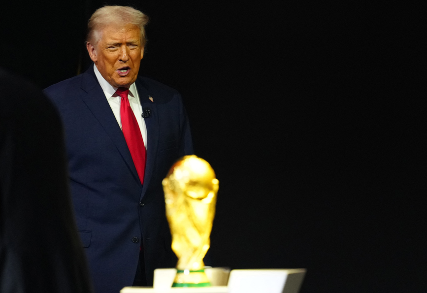 Presidente dos EUA, Donald Trump, ao lado do troféu da Copa do Mundo em Washington